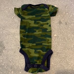 CARTER’S camouflage onesie NB